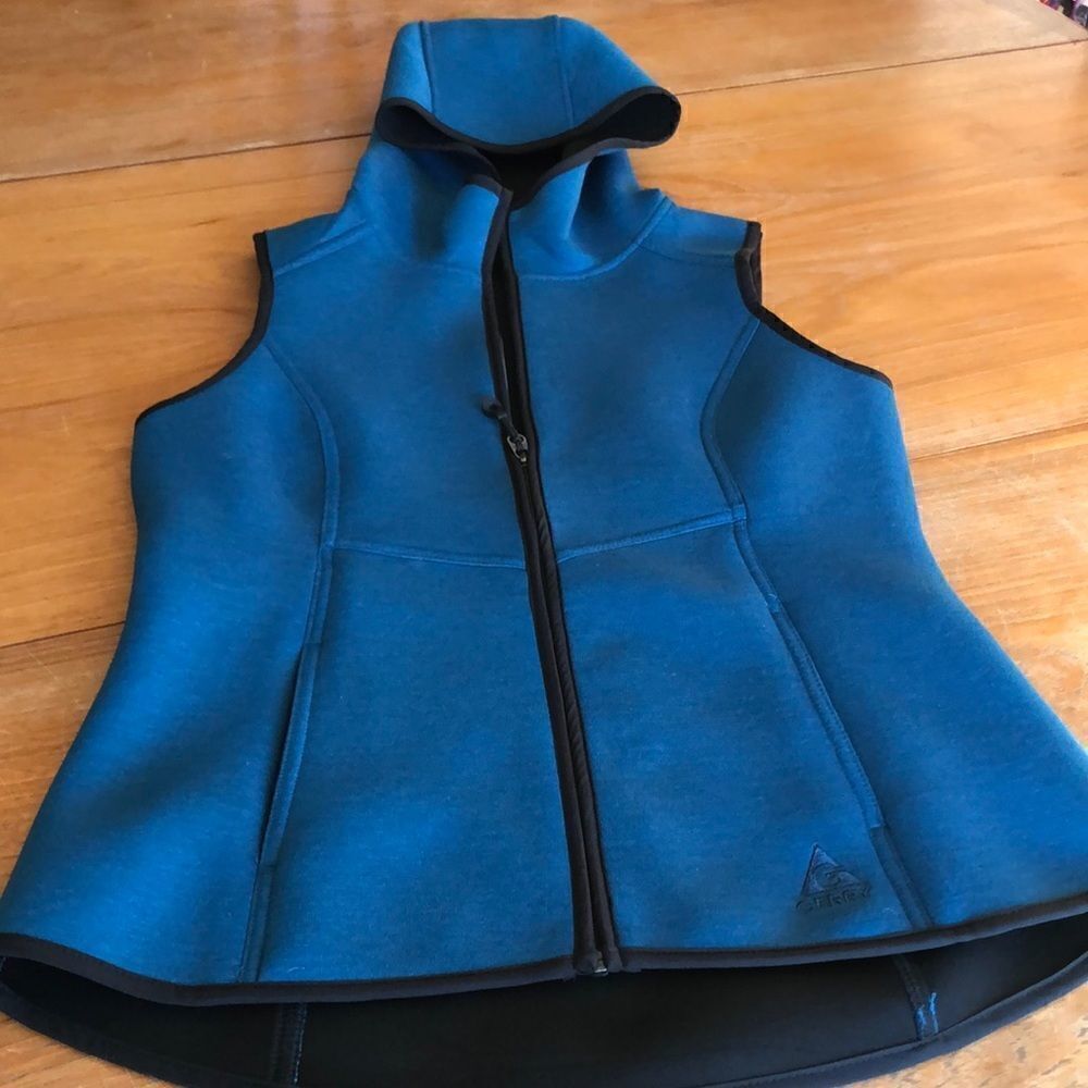Gerry full zip vest with hood Women’s M in deep turquoise with black trim Cute!